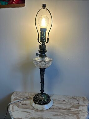 Antique-Style Crystal & Metal Table Lamp in Clear and Brass Tones